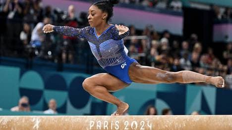 Super-Star Simon Biles auf dem Schwebebalken