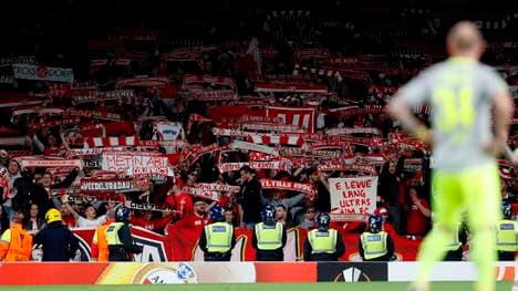 FBL-EUR-C3-ARSENAL-COLOGNEAufgrund des großen Andrangs von Kölner Fans wurde der Anpfiff des Spiels um eine Stunde verschoben