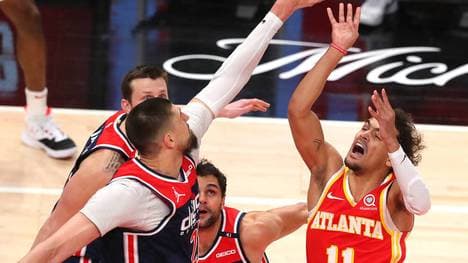 Trae Young (r.) lieferte gegen die Washington Wizards von der Freiwurflinie ab