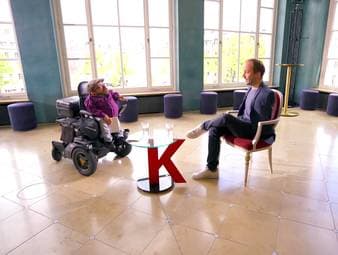 In dieser Folge Krauthausen face to face trifft Raúl Krauthausen den Hornisten Felix Klieser. Zusammen sprechen die beiden über den Werdegang von Klieser und wie er schon als Kind den Wunsch in sich trug, Horn zu spielen. Der außergewöhnliche Künstler stellt seinen Werdegang vonm Schulorchester, über die Zeit als 13 jähriger Jugendstudent bis hin zu seiner Zeit als Profimusiker.