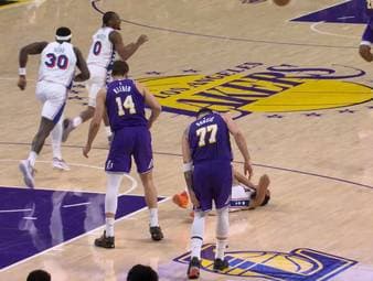 Die Los Angeles Lakers gewinnen ihr Heimspiel gegen die Philadelphia 76ers dank einer überragenden Leistung von Austin Reaves. Doch es gibt Sorgen um Superstar Doncic nach einer Knieverletzung.
