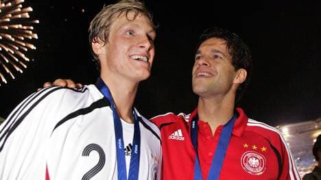 Marcell Jansen (l.) und Michael Ballack nach dem gewonnenen Spiel um Platz 3 bei der WM 2006