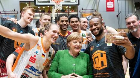 Basketball: Bundeskanzlerin Angela Merkel hat ihr Versprechen aus dem November eingelöst und nun ein Heimspiel der Chemnitz Niners besucht