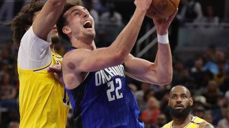 Der deutsche NBA-Star Franz Wagner (M.) im Duell mit den Los Angeles Lakers um LeBron James (r.)