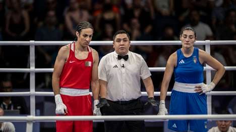 Imane Khelif (l.) kämpft wieder am Samstag