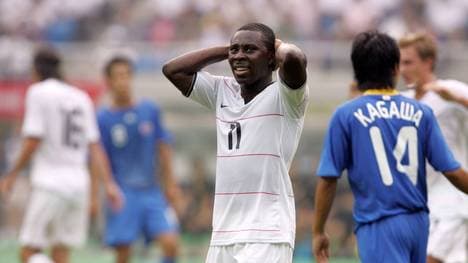 Freddy Adu im Spiel gegen Japan um Shinji Kagawa (r.) bei den Olympischen Spielen 2008