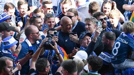 VfL-Trainer Thomas Letsch verschwindet nach dem geschafften Klassenerhalt in der Menschenmenge