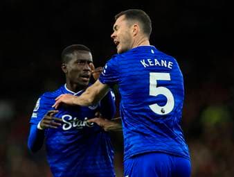 Kuriose Szenen bei Evertons 1:0-Sieg gegen Manchester United: Idrissa Gueye fliegt vom Platz, weil er sich mit Teamkollege Michael Keane "prügelt". Trainer David Moyes gewinnt der Aktion dennoch etwas Positives ab.