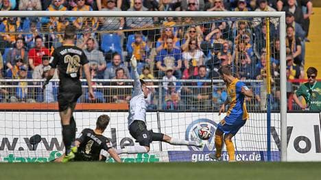 Hendrick Zuck trifft für Eintracht Braunschweig gegen 1860 München