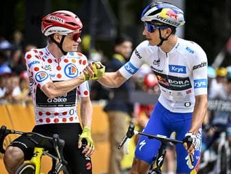Zwei Stürze in der Spitzengruppe überschatten den Etappensieg von Kaden Groves. Florian Lipowitz hat einen Platz auf dem Treppchen so gut wie sicher.