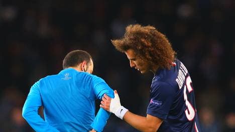 David Luiz schaut sich das Spray zunächst aus der Nähe an