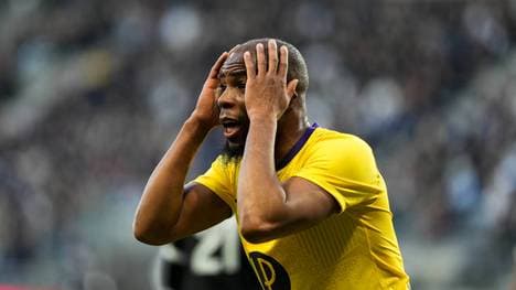 Djibril Sidibé flog nach 43 Sekunden vom Platz
