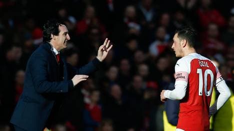 Unai Emery (l.) fordert von Mesut Özil mehr Beständigkeit