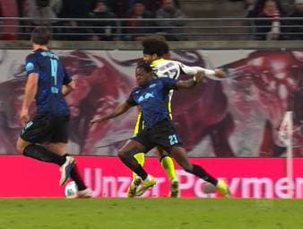 Beim Spiel zwischen RB Leipzig und Borussia Dortmund kommt es im Strafraum der Leipziger zu einem Zweikampf zwischen Karim Adeyemi und Castello Lukeba - hätte der BVB dafür einen Elfmeter bekommen sollen?