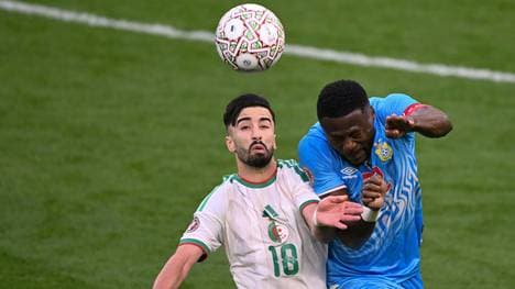 Wolfsburgs Mohamed Amoura (l.) im Kampf um den Ball