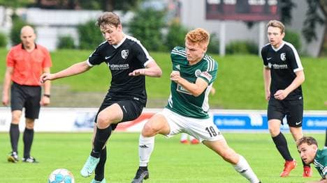 Auf Daniele Sgodzaj (l., im Duell mit David Hummel vom FC Homburg) und den bayerischen Landesligisten FC Kempten kommt in der kommenden Saison die Zehn-Minute-Strafe zu