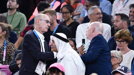 NBA-Boss Adam Silverr (l.) will die Spielzeit verkürzen