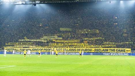 Dortmunds Fans protestieren beim Spiel gegen AC Mailand mit Plakaten