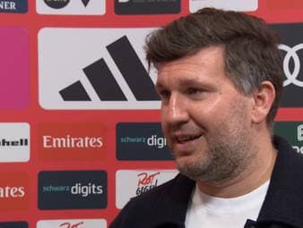 Nach der deutlichen 1:5-Niederlage gegen den FC Bayern übt Sportgeschäftsführer Andreas Schicker scharfe Kritik an Schiedsrichter Tobias Stieler. Er wirft dem Unparteiischen vor, "überfordert" gewesen zu sein.