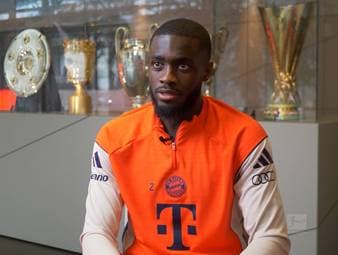 Bayern-Star Dayot Upamecano spricht im Interview über die Gründe, warum er seinen Vertrag beim FC Bayern verlängert hat.
