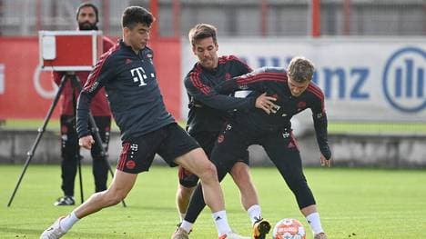Marc Roca (l.) im Training des FC Bayern