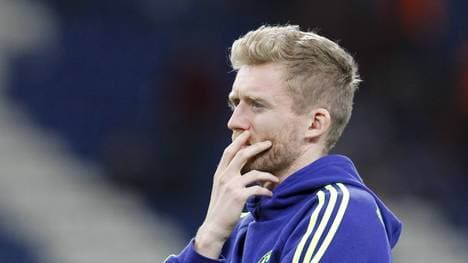 Andre Schürrle nachdenklich am Spielfeldrand