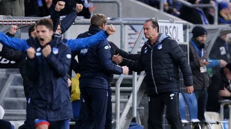 Huub Stevens (r.) feiert seinen ersten Sieg mit 1899 Hoffenheim