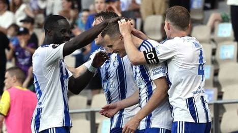 Doppeltorschütze Santeri Hostikka wird von seinen Mitspielern abgefeiert