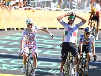 Tadej Pogacar schenkt seinem Edelhelfer Isaac del Toro bei der zweiten Etappe der Tour de France den Sieg. Das Gesamtklassement führt aber weiter der Däne Jonas Vingegaard an. 
