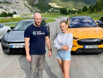 Chris testet mit Rennfahrerin Laura-Marie Geissler den neuen EV6 von KIA sowohl in der Standard- wie auch der "Porsche Killer"-GT-Version. Gast im Studio: Konstantin Schwaab (CEO Wirelane) zum Thema Ladestationen und Entwicklung von Elektromobilität.
