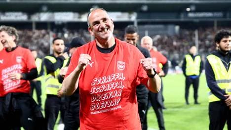 Frank Schmidt bejubelt den Klassenerhalt