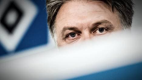 Dietmar Beiersdorfer vor dem HSV-Logo