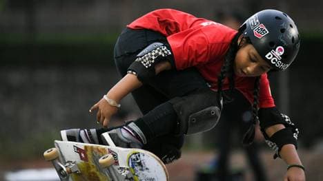 Aliqqa Noverry bei einem ihrer waghalsigen Tricks