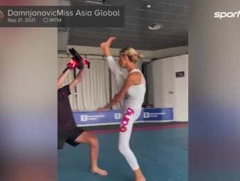 Die serbische Taekwondo-Athletin Sara Damnjanović gehört zu den Persönlichkeiten, die auf den sozialen Plattformen ihren Durchbruch geschafft haben. Auf Instagram und Co. beeindruckt sie mit irren Fähigkeiten.