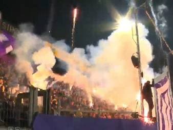 Die Fans des VfL Osnabrück versetzen die Bremer Brücke in dichten Rauch - ein eindrucksvolles Bild der Fanleidenschaft.