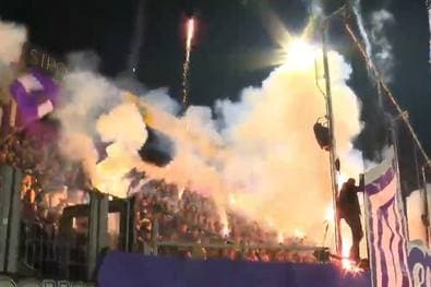 Irre Pyro-Show! Fans schießen Raketen aus dem Stadion