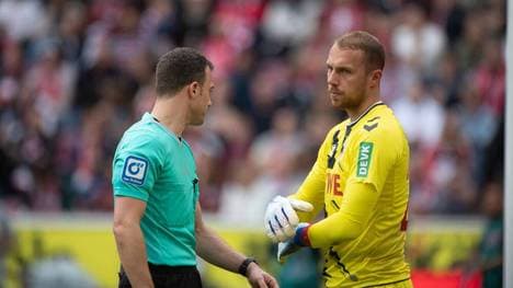 Felix Zwayer (l.) im Gespräch mit Marvin Schwäbe (r.)