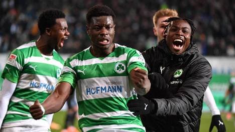 Fürth schlägt Nürnberg spät