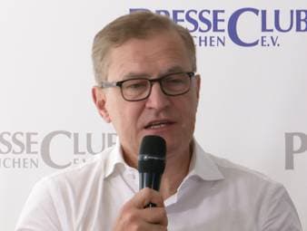 Jan-Christian Dreesen, Vorstandsvorsitzender des FC Bayern, äußert sich bei einem Gespräch im "Presseclub München e.V." über zu wenig internationale Vermarktung der Bundesliga.