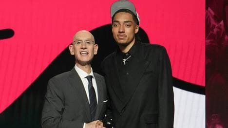 Noa Essengue (r.) beim NBA-Draft mit Commissioner Adam Silver