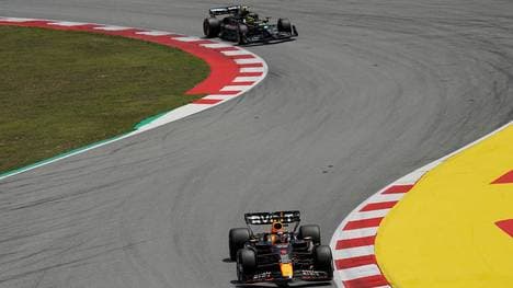 Formel 1 AWS Grand Prix von Spanien 2023 02.06.2023, Circuit de Catalunya, Barcelona, Formel 1 AWS Grand Prix von Spanien 2023 , im Bild Max Verstappen (NLD), Oracle Red Bull Racing, Lewis Hamilton (GBR), Mercedes-AMG Petronas Formula One Team *** Formula 1 AWS Grand Prix of Spain 2023 02 06 2023, Circuit de Catalunya, Barcelona, Formula 1 AWS Grand Prix of Spain 2023 , in picture Max Verstappen NLD , Oracle Red Bull Racing, Lewis Hamilton GBR , Mercedes AMG Petronas Formula One Team nordphotoxGmbHx xBratic nph00250