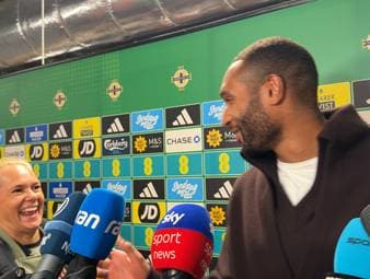 Nationalspieler Jonathan Tah wird nach dem WM-Qualifikationsspiel gegen Nordirland von einer Mitarbeiterin des DFB ausgelacht.