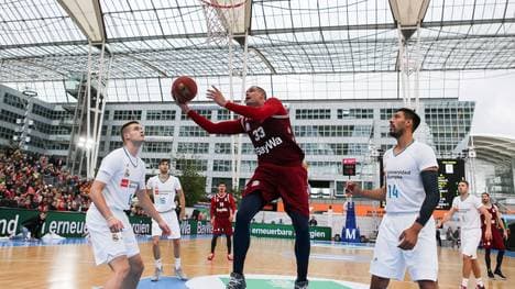 FC Bayern Basketball schlägt Real Madrid am Flughafen