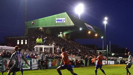 Die Blyth Spartans tragen ihre Heimspiele im alten Croft Park aus - eine Bande ziert jetzt das Logo eines kuriosen Sponsors