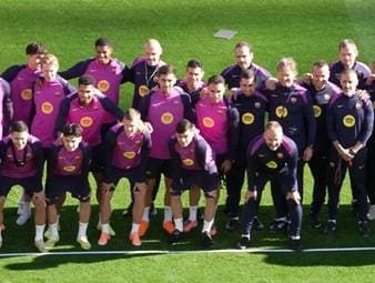 Nach über zwei Jahren ist es so weit: Der FC Barcelona kehrt für eine Trainingseinheit ins Camp Nou zurück. Abgeschlossen ist der Umbau zwar noch nicht, trotzdem fanden zahlreiche Fans den Weg in die Fußballkathedrale.