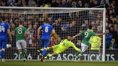 Shane Long (r.) verwandelt einen Strafstoß für die Iren
