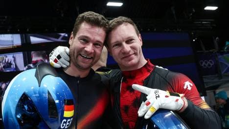 Johannes Lochner und Francesco Friedrich gratulierten sich im Ziel herzlich