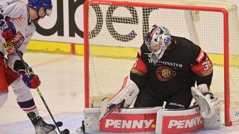 Vier Mal geschlagen: DEB-Goalie Arno Tiefensee (r.)
