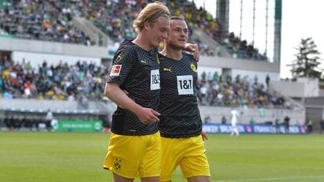 Julian Brandt mit Nico Schulz (r.)