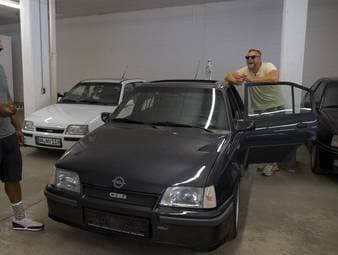 Enrico macht eine Zeitreise in die 90er. Eine seltene Opel GSI-Sammlung weckt Begehrlichkeiten. Und dabei spielt der Hormonhaushalt des Verkäufers verrückt.